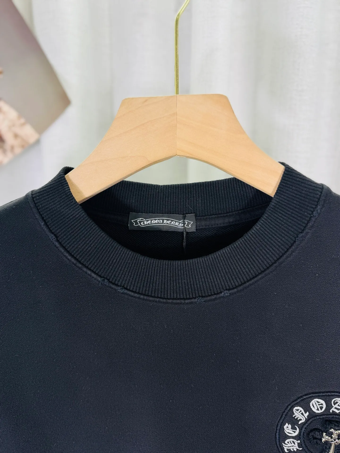 P280 top version, real shot without P, ​​different from market currency) 𝗖𝗵𝗿𝗼𝗺𝗲 𝗛𝗲𝗮𝗿𝘁𝘀/Cro Heart 2025 washed patch embroidery autumn and winter new original single counter American laser burnt 3D three-dimensional color embroidery couple casual sweatshirt 👑The highest version! Customized fabric 430g tripe terry fabric! American acid-washed and distressed original fabric laser burnt ✟appliqué embroidery and exquisite embroidery of letters! The best-selling model in the counter, very comfortable to wear. Accessories: original molded and authenticated collar label➕100% silk wash label. Genuine purchase-grade original hangtag➕matching hanging rope➕3D hanging beads➕original packaging bag. Craftsmanship: The original version has consistent wiring! The highest version of the armhole matching technique! Color: Pink Black Size: S M L XL Style No.: 9332
